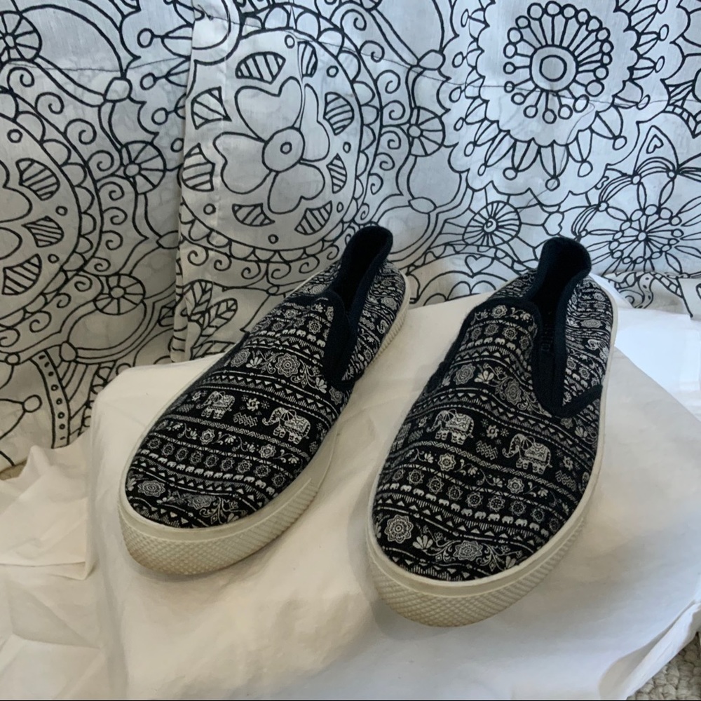 Women’s Size 6 1/2 Full Tilt Elephant Print Shoes
